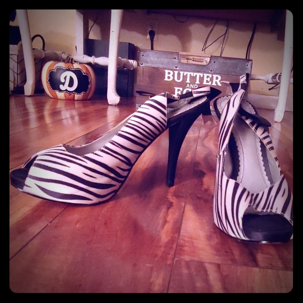 3/$25-zebra print heels with black bow on side